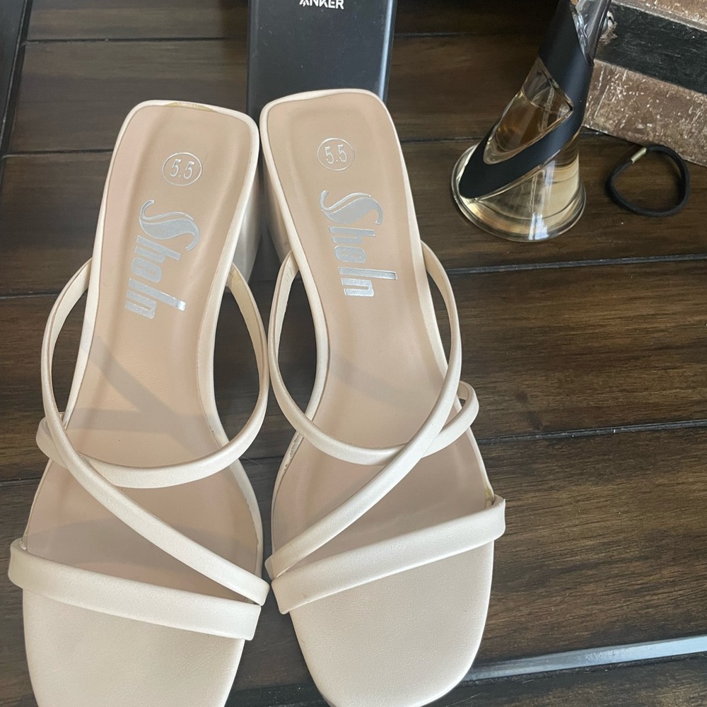 Worn twice Al little small for me very comfortable